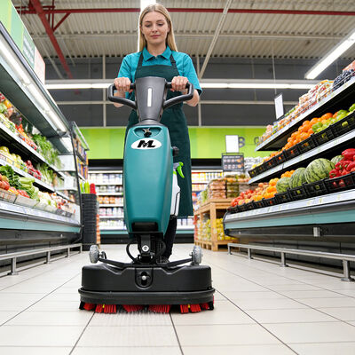 Dobra cena. Kompaktowa podłogowa maszyna czyszcząca z listwą zbierającą 560 mm, zbiornikiem na brudną wodę 6 l, przeznaczona do szpitali i centrów handlowych w Internecie